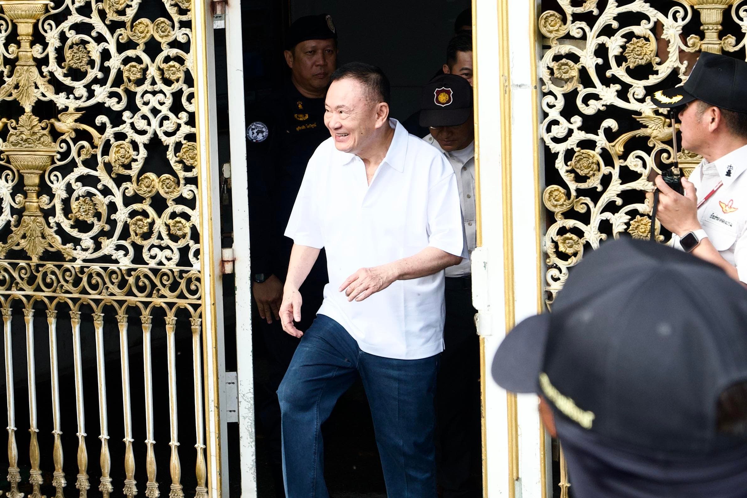 ทักษิณ ชินวัตร กับก้าวแรกสู่อิสระภาพ หลังได้รับการพักโทษ ออกจากเรือนจำ ท่ามกลางการต้อนรับจากลูก และกลุ่มผู้สนับสนุน