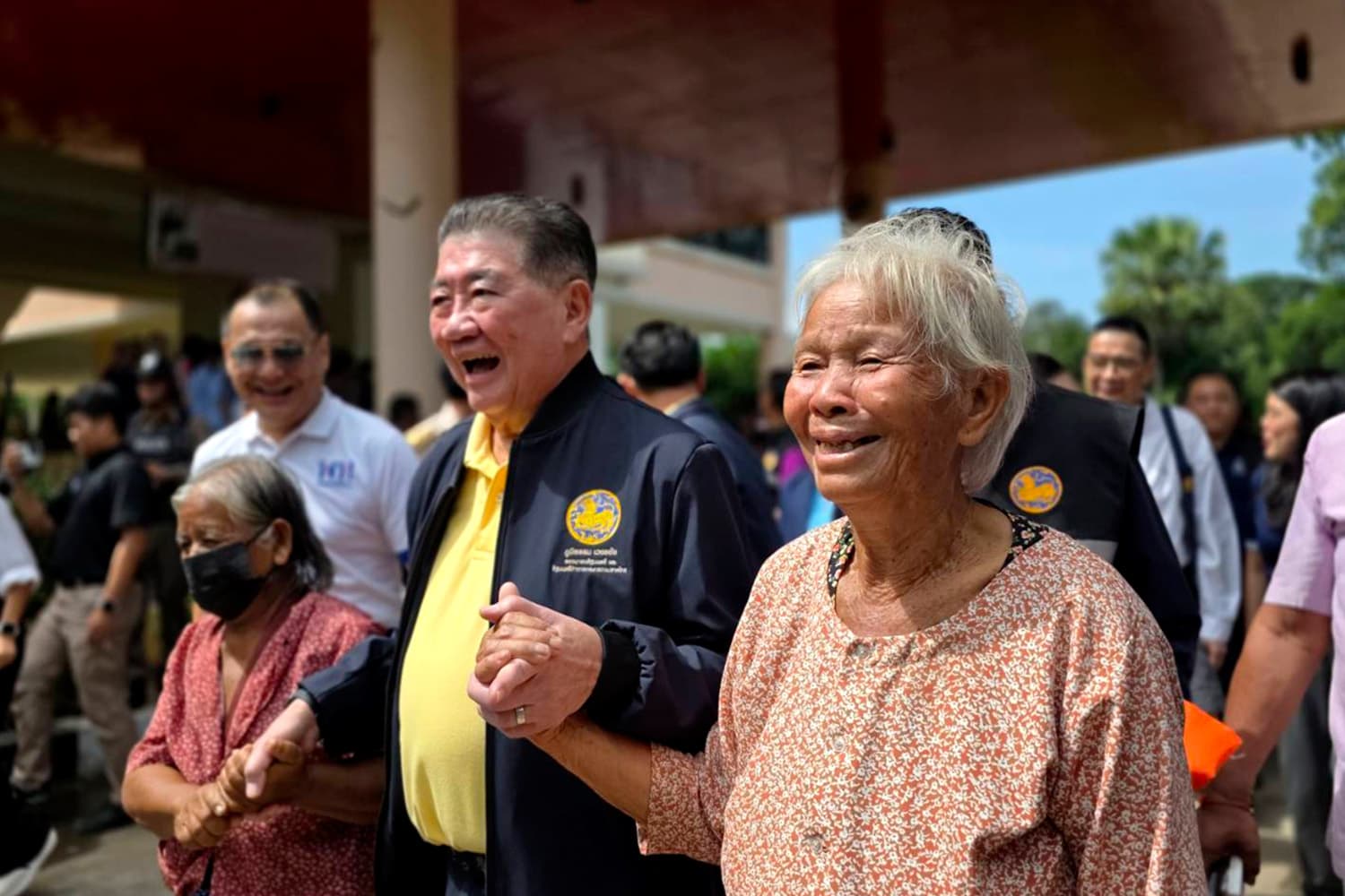 ‘ภูมิธรรม’ นำทีมให้กำลังใจชาวสุรินทร์ สั่งผู้ว่าฯ เร่งช่วยเหลือหลังให้งบประมาณแล้ว