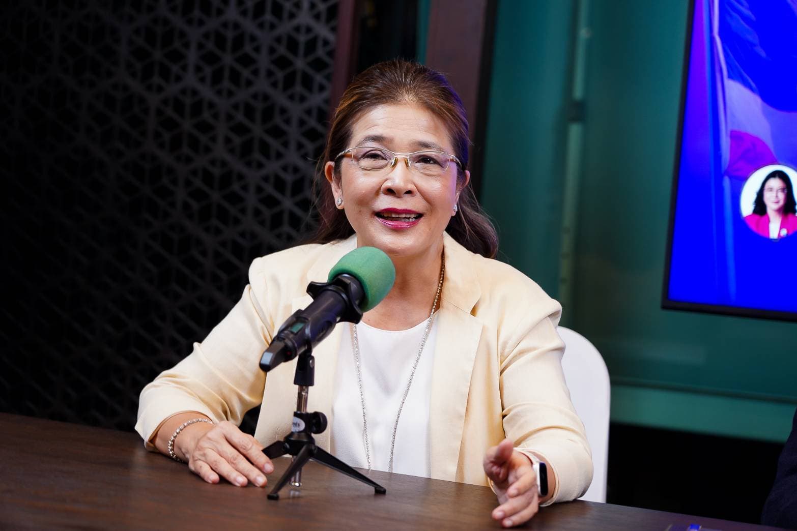 คุณหญิงสุดารัตน์ เกยุราพันธุ์ หัวหน้าพรรคไทยสร้างไทย