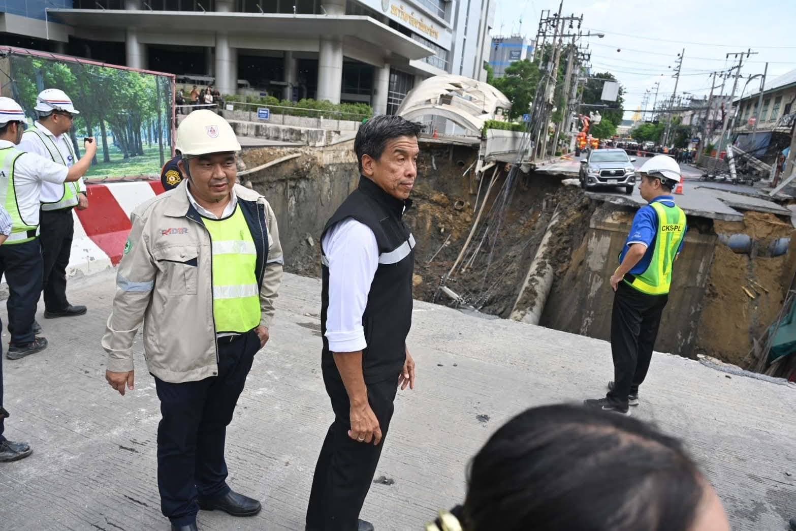 เหตุถนนทรุดตัว บริเวณหน้าโรงพยาบาลวชิรพยาบาล ถนนสามเสน แขวงวชิรพยาบาล เขตดุสิต กรุงเทพมหานคร (24 ก.ย.)