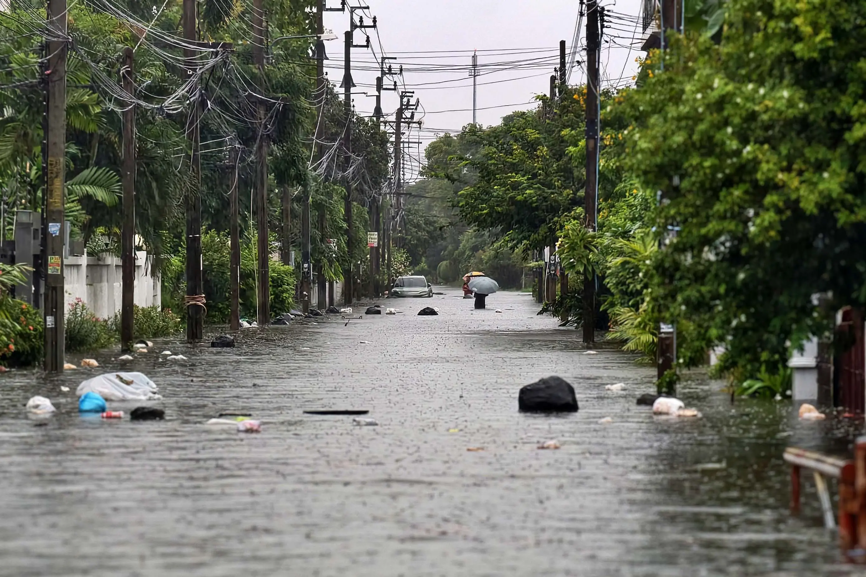 น้ำท่วมกรุงเทพฯ ฝนสะสม 48 ชม.ใกล้ 300 มม. เปิดโรงเรียนเป็นศูนย์พักพิง ขอประชาชนตั้งหลักอยู่บ้าน