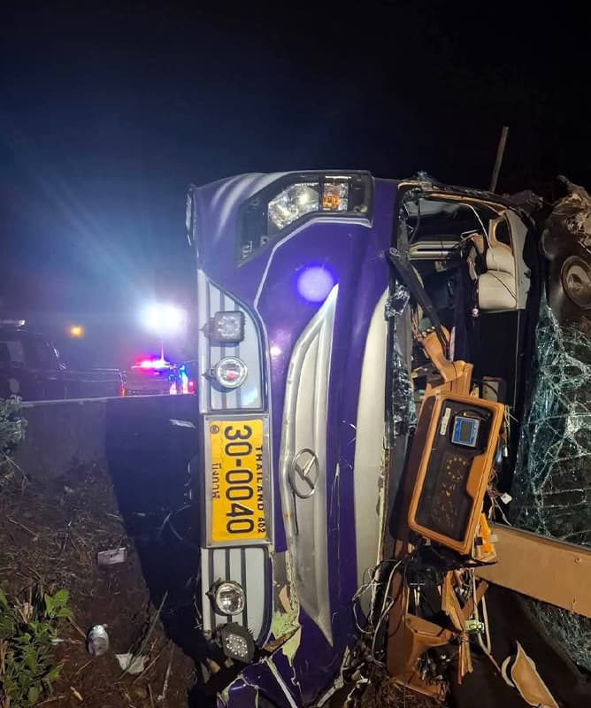 An_excursion_tour_bus_overturned_on_a_downhill_road_SPACEBAR_Photo03_b3546d7e46.jpg