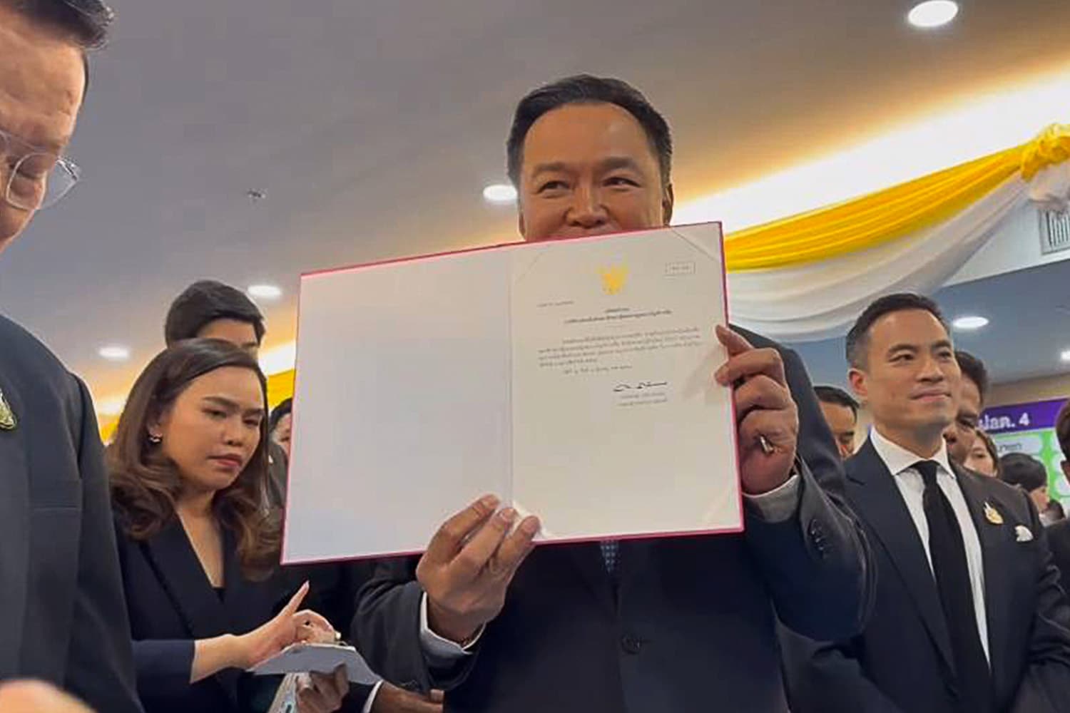 ‘อนุทิน’ ขนทัพ ‘ภูมิใจไทย’ รับหนังสือรับรอง ขณะ‘ไชยชนก-ชาดา’ ขึ้นรถ EV เข้ารายงานตัวสภาฯ