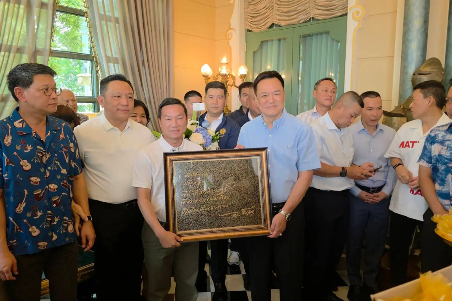 Photo Story ‘นายกฯ’ ทำบุญวันเกิดปีที่ 60 ‘พล.อ.ประยุทธ์ - คุณหญิงพจมาน’ ส่งดอกไม้