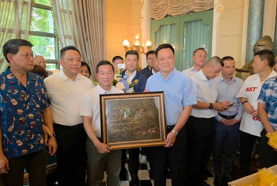 Photo Story ‘นายกฯ’ ทำบุญวันเกิดปีที่ 60 ‘พล.อ.ประยุทธ์ - คุณหญิงพจมาน’ ส่งดอกไม้