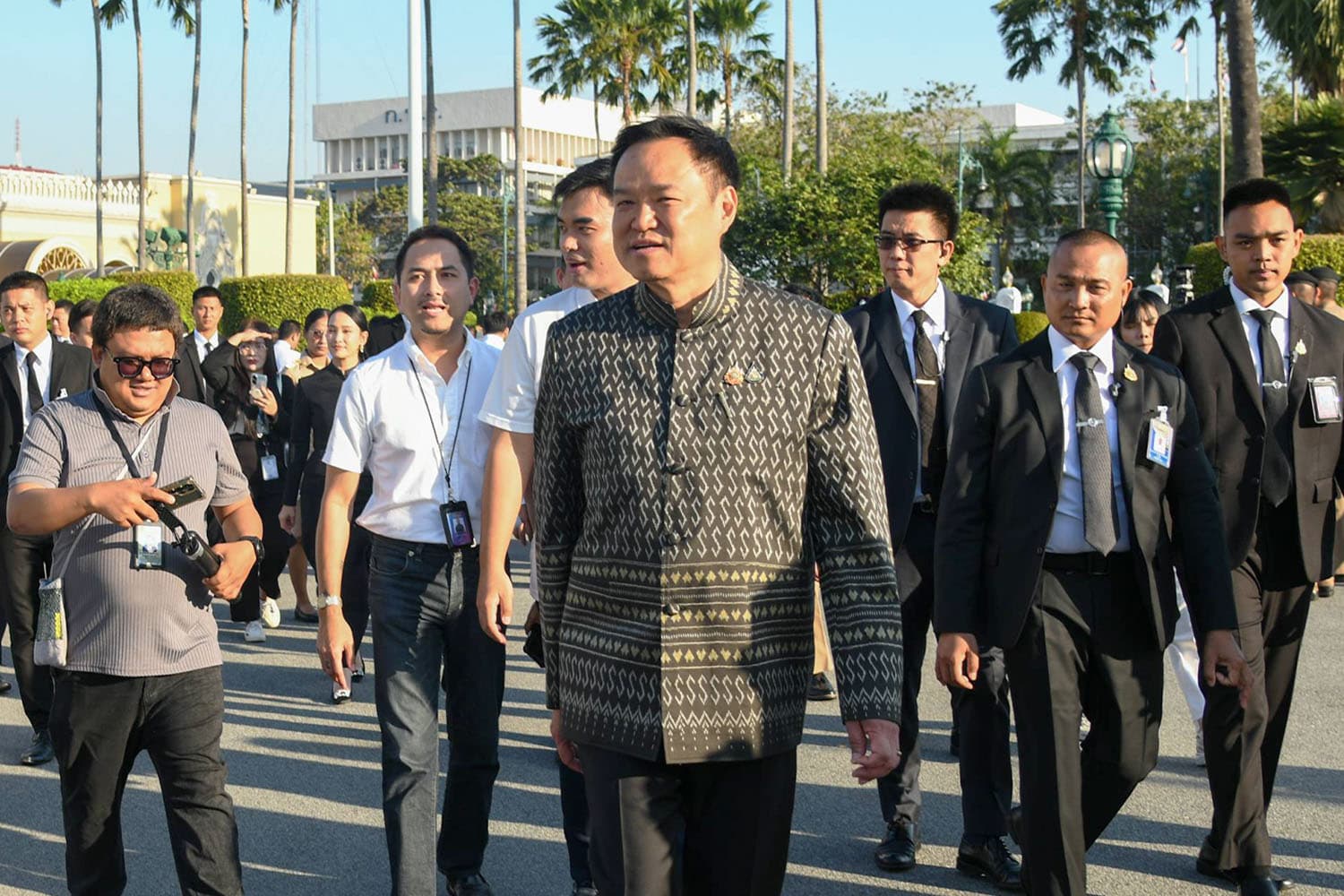 เมินกระแสอภิสิทธิ์ฟีเวอร์ ‘เสี่ยหนู’ ชงมุก ‘ภท.’ ก็มี ‘อภิทิน’