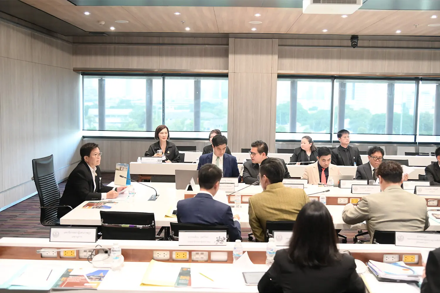 Photo Story ที่ประชุมวิป 3 ฝ่ายยืดเยื้อ! หาข้อสรุปวัน-เวลา ‘อภิปรายไม่ไว้วางใจ’