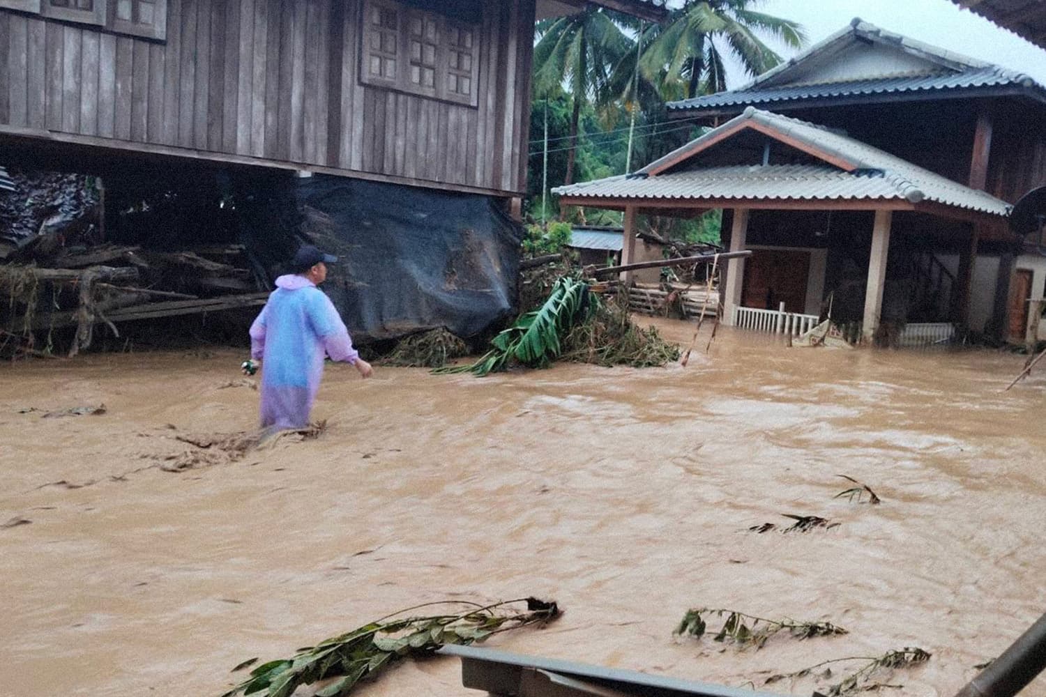 อิทธิพลพายุ ‘บัวลอย’ ทำฝนตกทั่วไทย หลายจังหวัดภาคเหนือ-อีสาน อ่วม! น้ำท่วม-น้ำป่า
