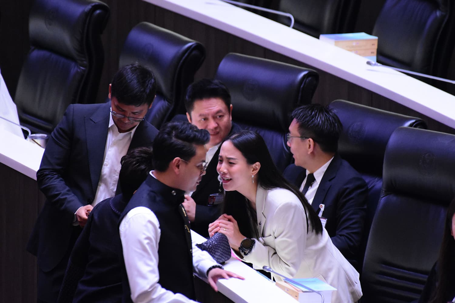 ‘ไชยชนก’ เดินหา ‘ไอซ์’ ยื่นโทรศัพท์กันดูกลางถิ่น ‘ปชน.’