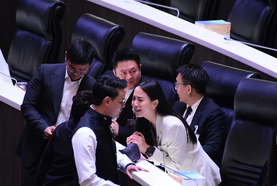 ‘ไชยชนก’ เดินหา ‘ไอซ์’ ยื่นโทรศัพท์กันดูกลางถิ่น ‘ปชน.’