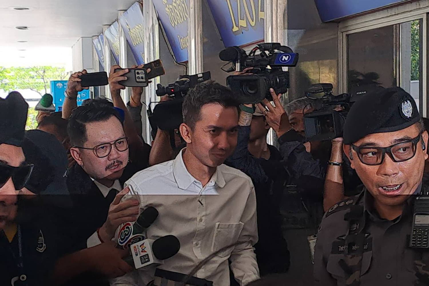 ยิ้มตอบสื่อไร้กังวล ‘ชนนพัฒฐ์’ โผล่ DSI รับทราบข้อกล่าวหา