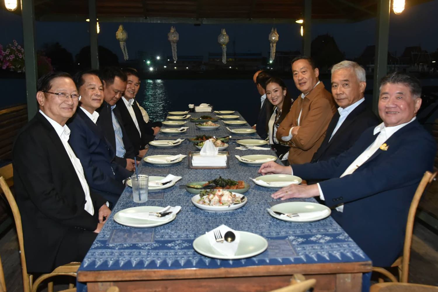 Coalition_parties_organize_dinner_SPACEBAR_Hero_b50ccd6668.jpg