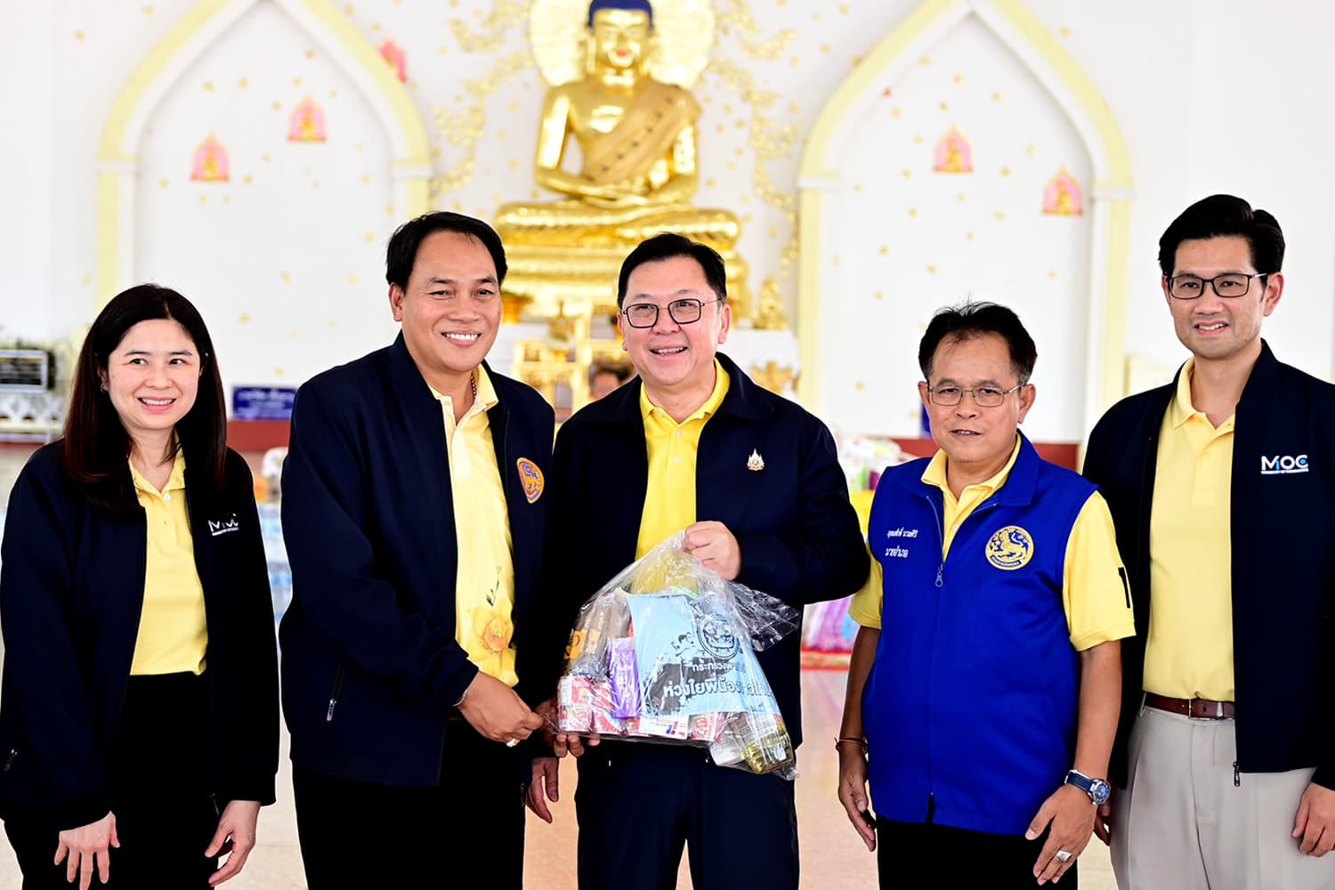 กระทรวงพาณิชย์เยียวยาอุบลฯ มอบถุงยังชีพพื้นที่ชายแดน