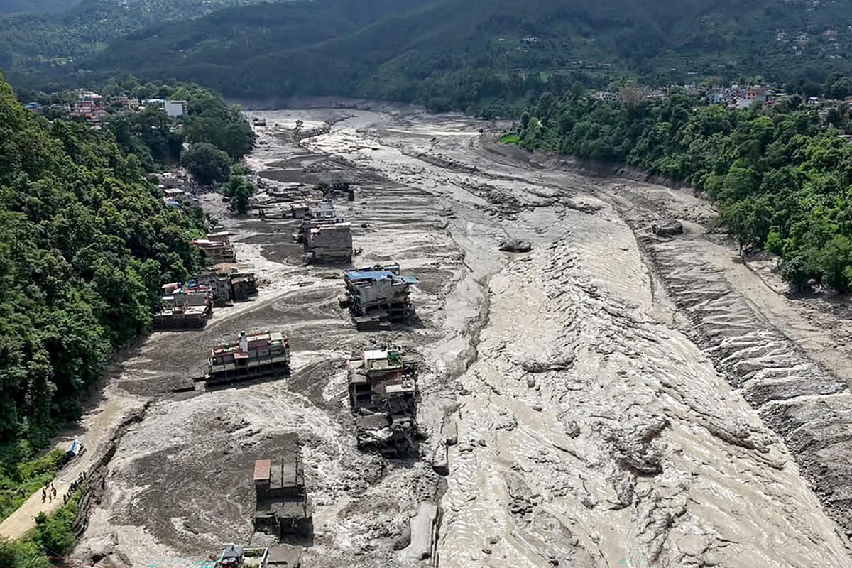 Disaster-in-Nepal-and-Tibet-Iceberg-avalanches-and-mudslides-SPACEBAR-Photo01-1.jpg