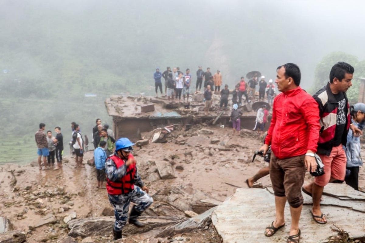 Disaster-in-Nepal-and-Tibet-Iceberg-avalanches-and-mudslides-SPACEBAR-Photo03.jpg