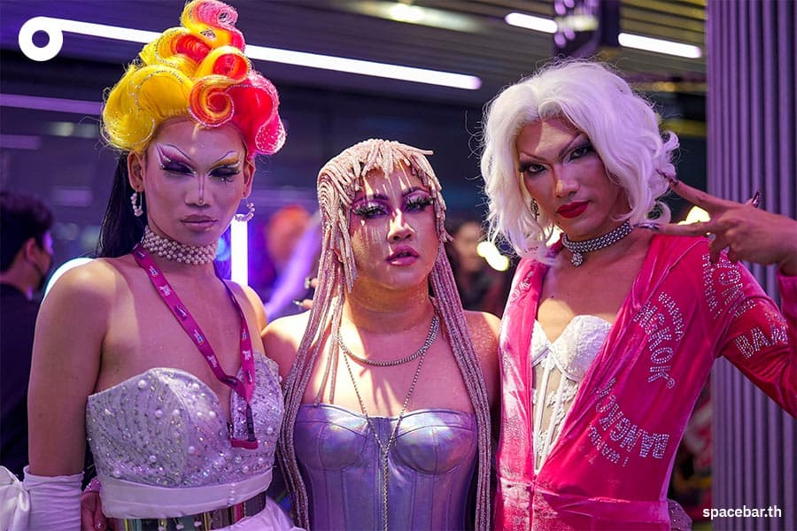 Drag_Race_Thai_Fans_At_Siam_Discovery_SPACEBAR_Photo08_61c6200251.jpeg