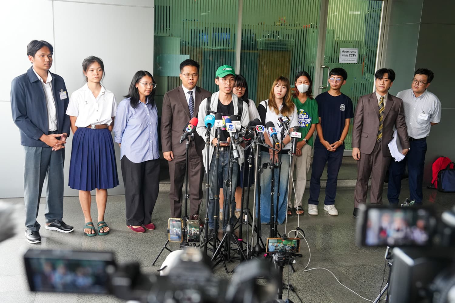 Photo Story 'นิสิต-นักศึกษา' ยื่นศาลปกครองกลาง วินิจฉัย 'บัตรเลือกตั้งมีบาร์โค้ด'
