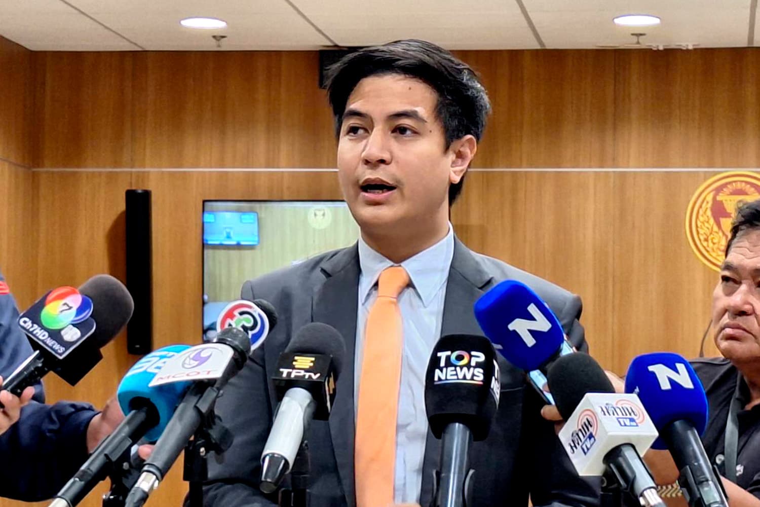 ‘พริษฐ์’ อัด ‘รัฐบาล’ จงใจ “หนีสภาฯ พลัส” ฉวยโอกาสบนความเดือดร้อน ปชช. เหตุรวมเงินกู้ไว้ในฉบับเดียว
