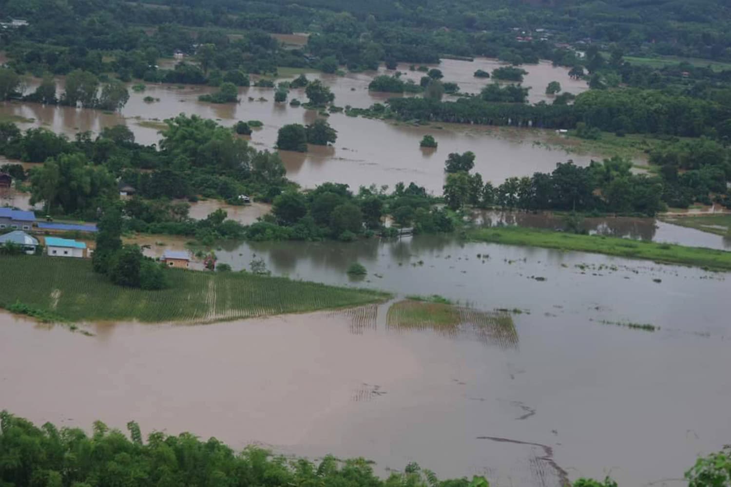 Flood_situation_in_many_northern_provinces_SPACEBAR_Hero_0c89b97eaf.jpg
