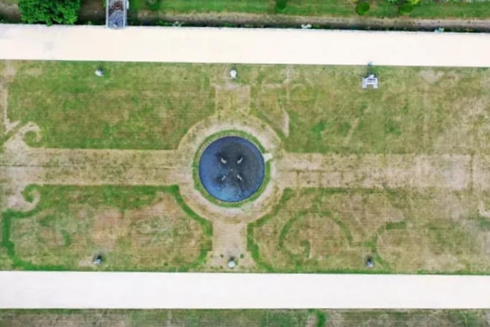Heatwave_great_parterre_garden_hidden_300_years_chatsworth_Photo01_7865f36096.jpeg