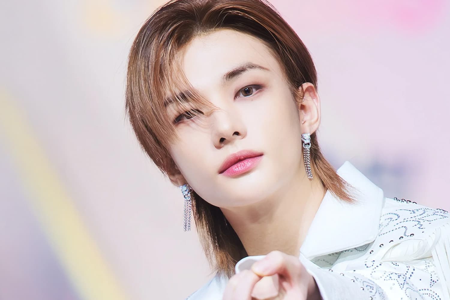 ฮยอนจิน Stray Kids เต้นแรงจนของหาย ทำต่างหู Cartier หล่นบนเวทีราคากว่า 80 ล้านวอน