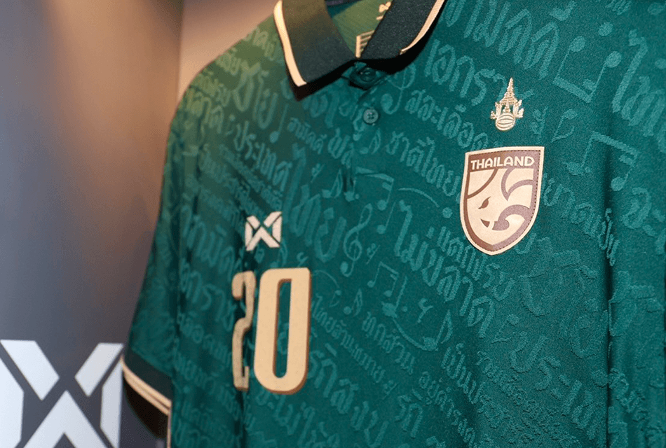 เนื้อเพลงชาติไทยบนเสื้อทีมชาติไทยชุดใหม่! ผิดกฎของ FIFA หรือไม่ ที่ไม่ให้มีข้อความบนเสื้อบอล