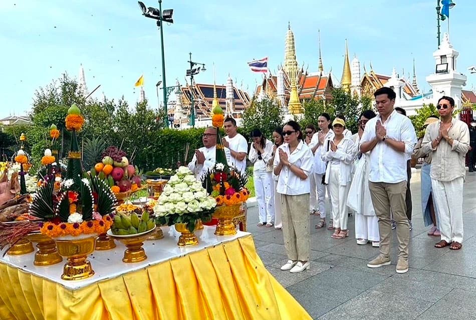 Oung_ying_makes_merit_for_Thaksin_SPACEBAR_Thumbnail_8411b7e5d2.jpeg