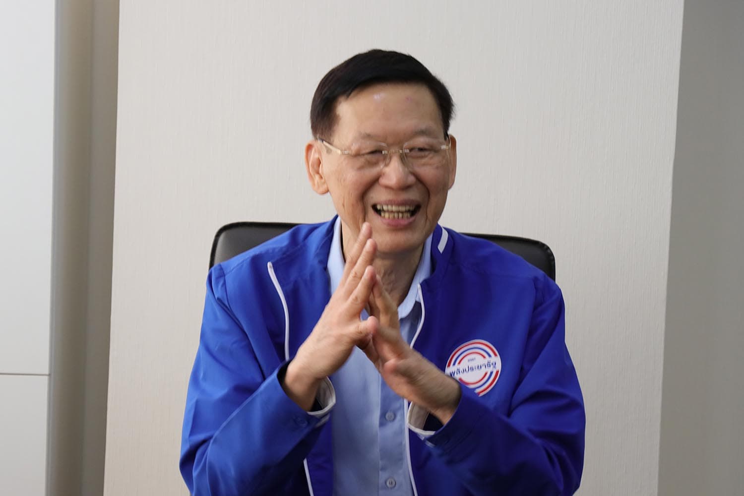 Paiboon_admires_Prawit_SPACEBAR_Hero_c4ac9e1b4f.jpg