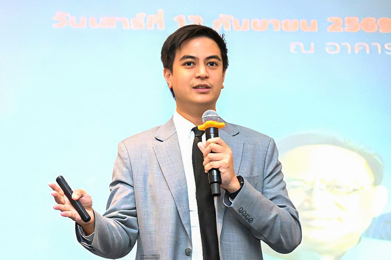 ‘พริษฐ์’ ขู่ หาก 'กกต.' ไม่ส่งฟ้องศาล 'ฮั้วสว.' ไม่จบง่าย