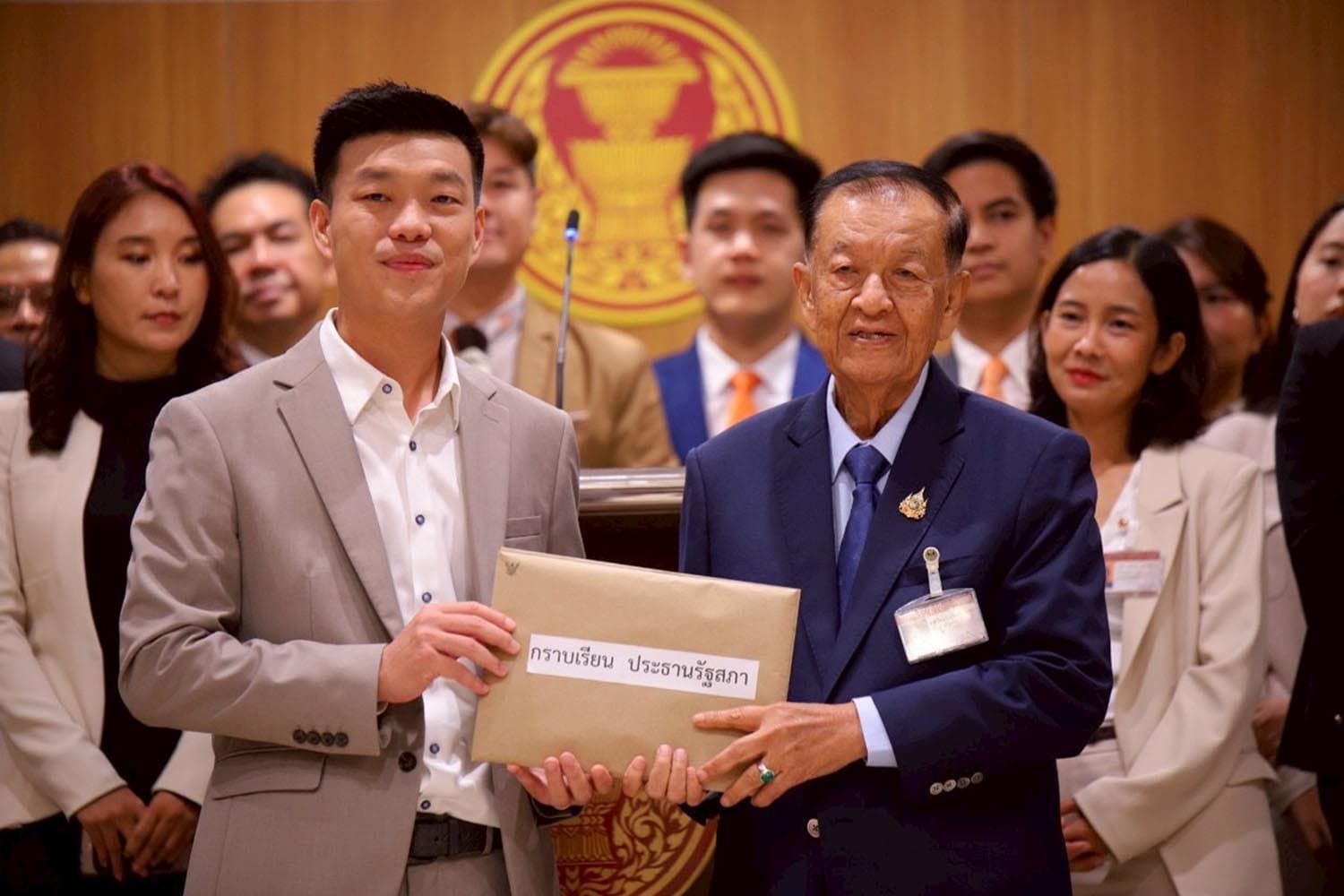 Photo Story : ยื่น ‘แก้ รธน.’ ศาล-องค์กรอิสระ ‘ปชน.’ ดันกลไกตรวจสอบจาก ปชช.