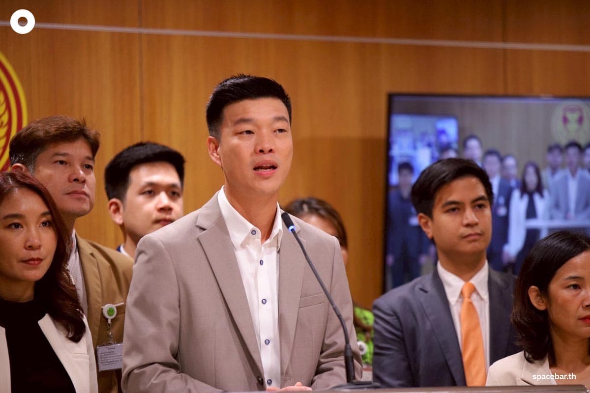 People's-Party-submits-request-to-amend-the-constitution-SPACEBAR-Photo01.jpg