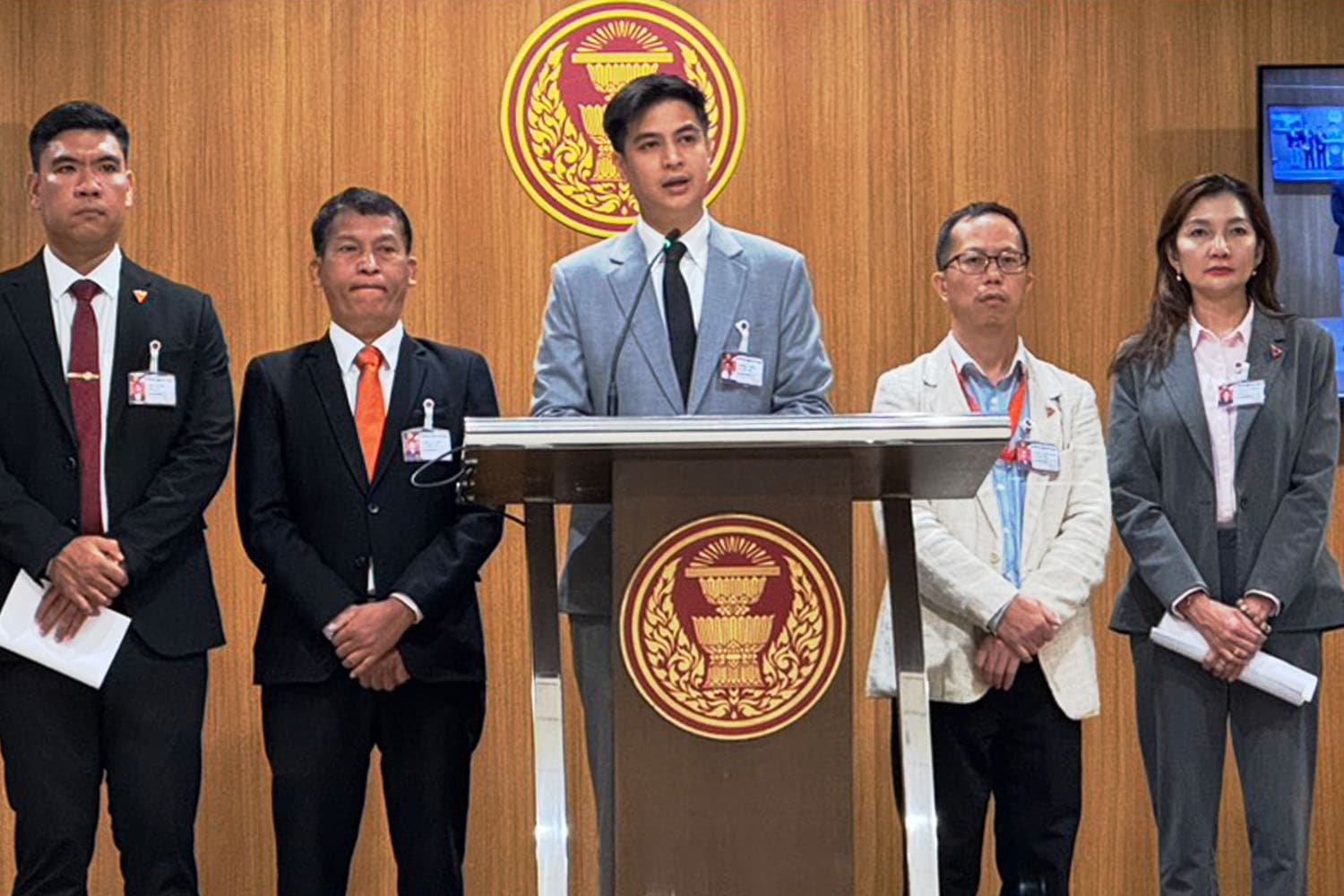 'ปชน.' ยื่น 6 ร่าง กม.กลับเข้าสภาฯ 'พริษฐ์' เผย ยกร่างแก้ รธน. เสร็จไม่เกินสัปดาห์หน้า