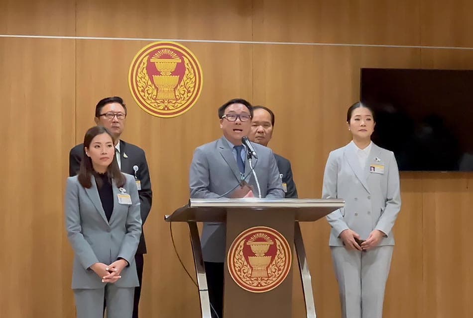 Pheu_Thai_Party_urges_PM_to_dissolve_parliament_SPACEBAR_Thumbnail_870d43a3c4.jpeg