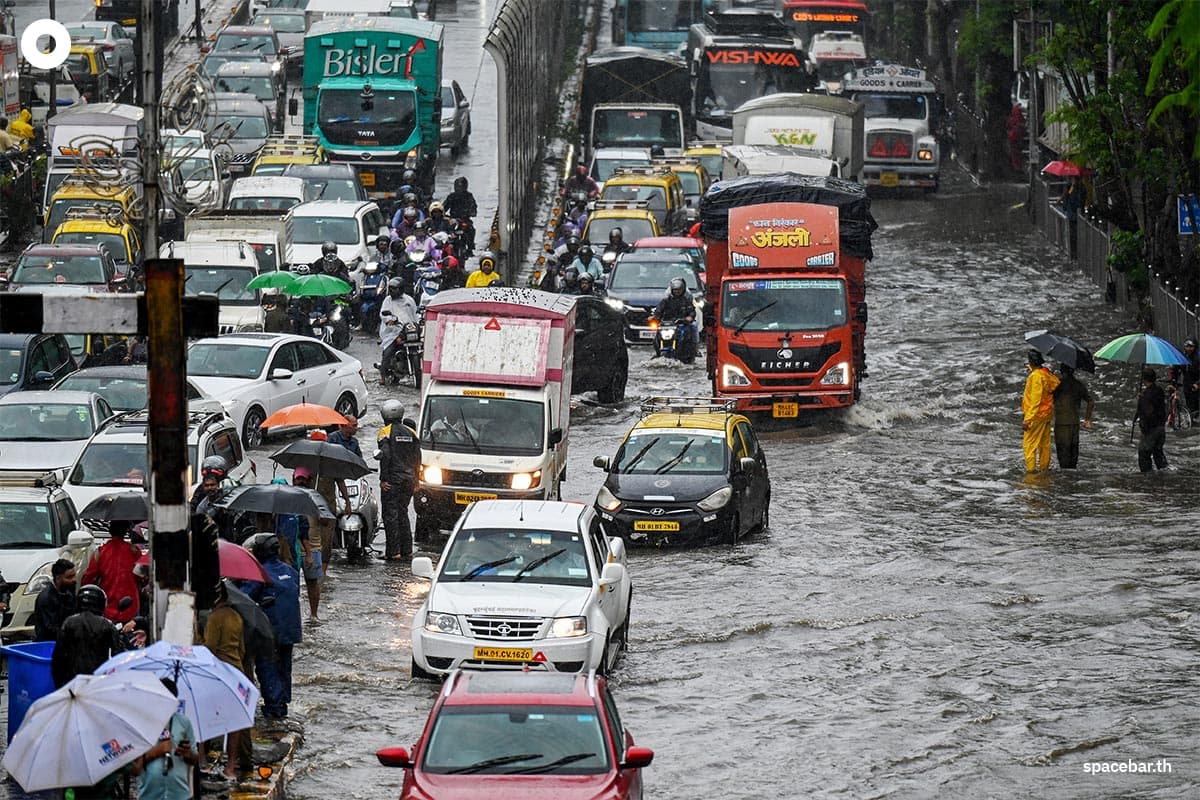 PhotoStory-ผู้ใช้รถใช้ถนนติดอยู่บนถนนขณะขับรถลุยน้ำท่วมหลังฝนตกหนักในนครมุมไบ ประเทศอินเดียเมื่อวันที่ 26 พฤษภาคม 2025 (Photo by Punit PARANJPE / AFP) 