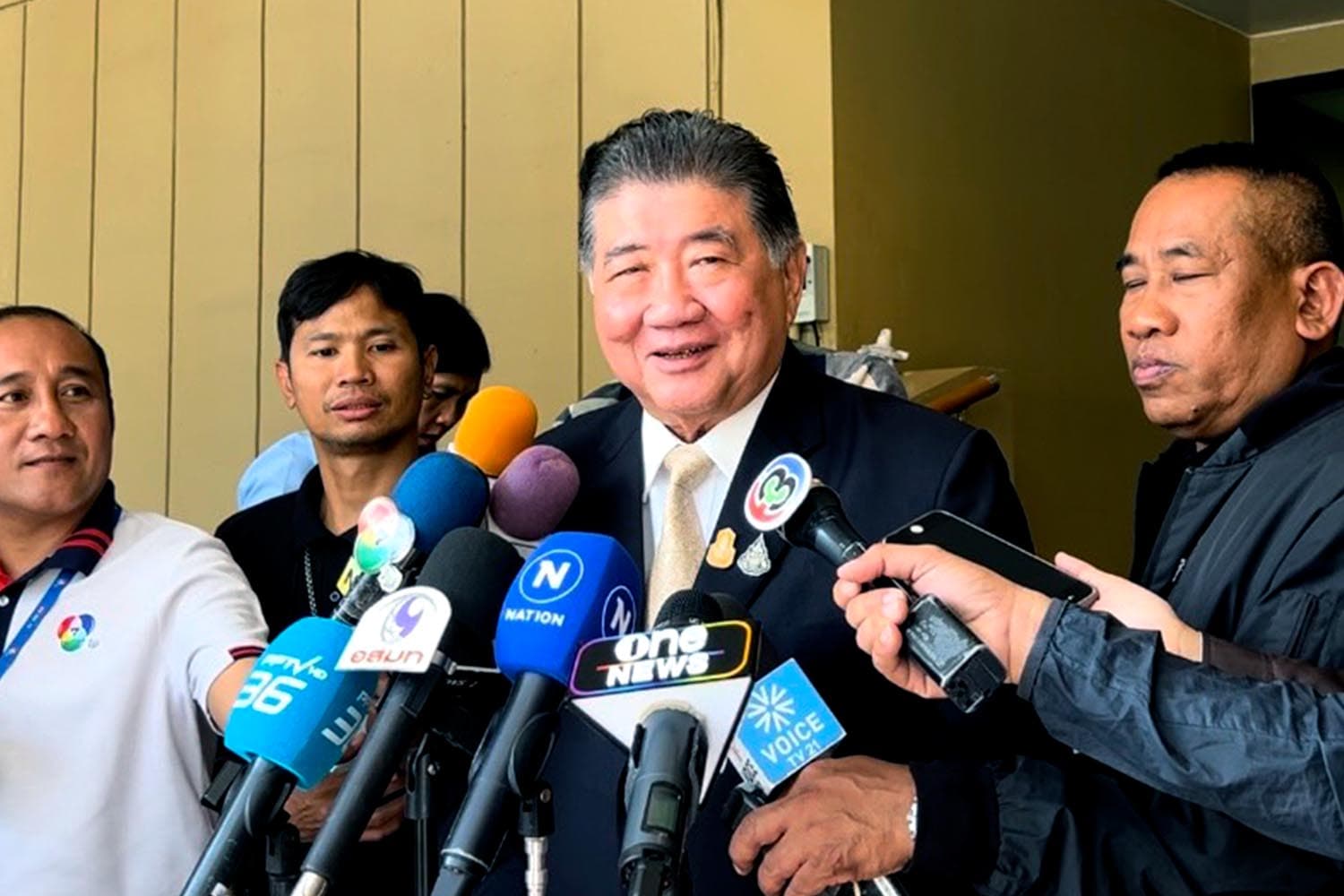 Phumtham_confirms_yesterday_lunch_not_include_Thaksin_SPACEBAR_Hero_b9ba26914f.jpg