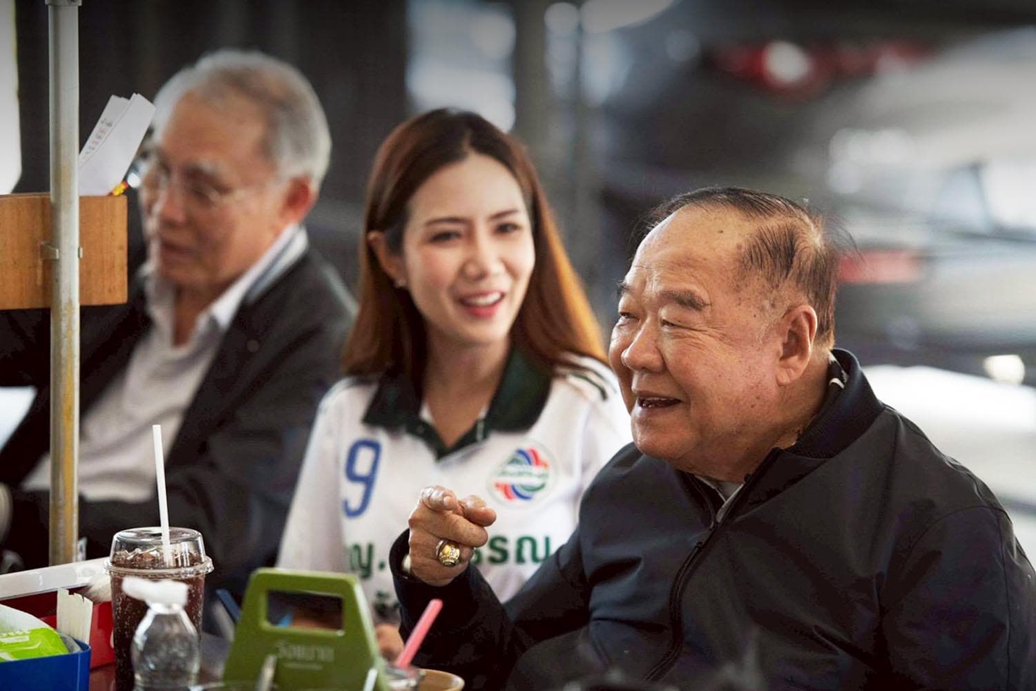 เป็นนักชิมตามรีวิว ‘บิ๊กป้อม’ ชวนผู้สมัครกินเตี๋ยวเนื้อ