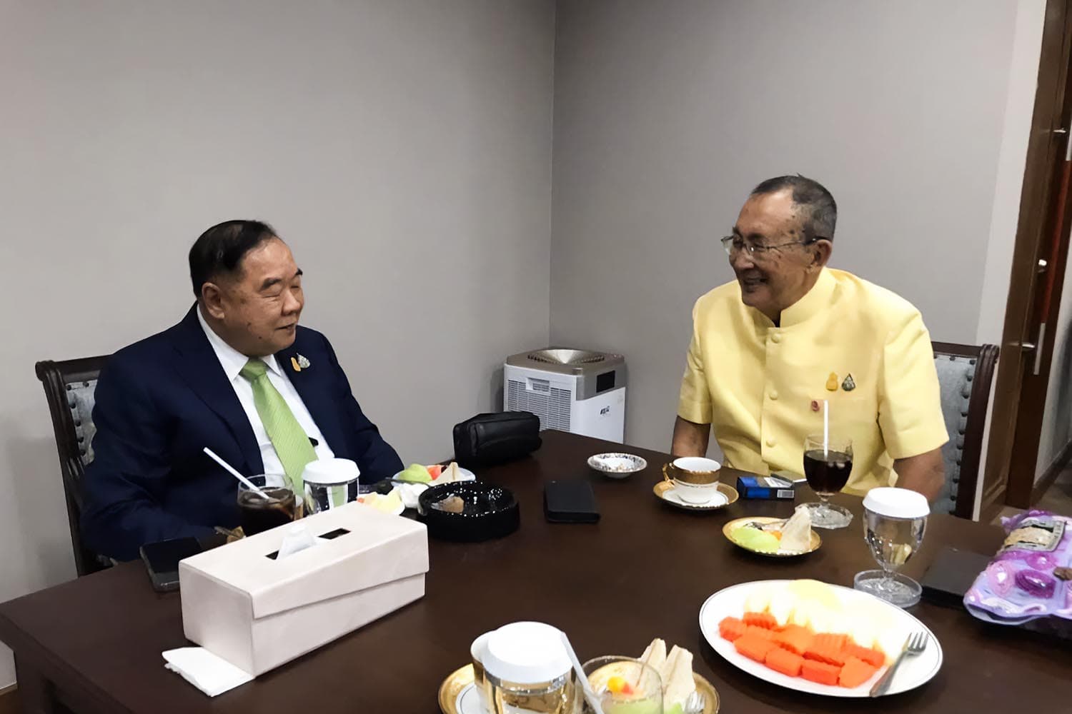 Prayut_Prawit_chulcherm_yugala_Politic_Talk_SPACEBAR_Hero_8b2590afa5.jpeg