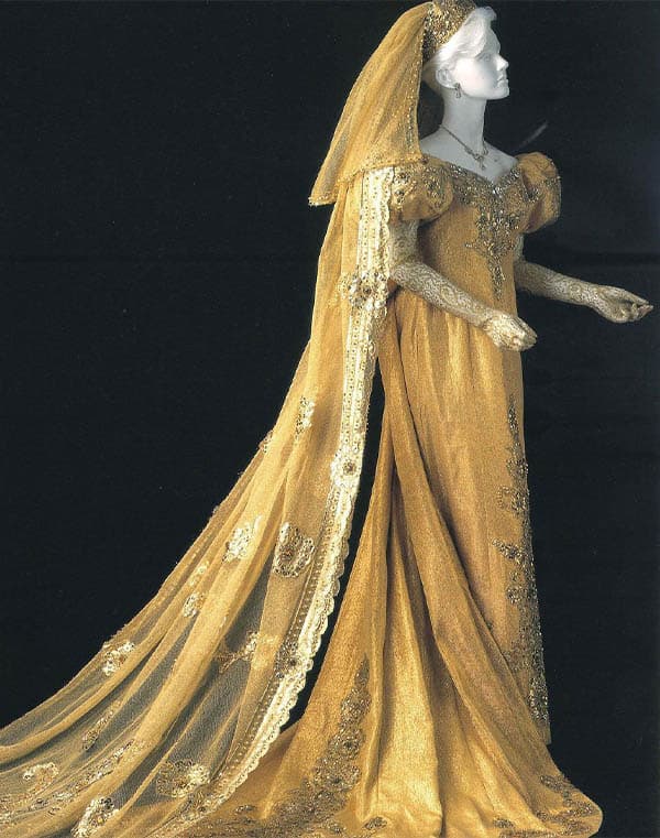 SPACE_HYPE_the_most_expensive_bridal_dress_SPACEBAR_Photo03_dfb6557814.jpeg