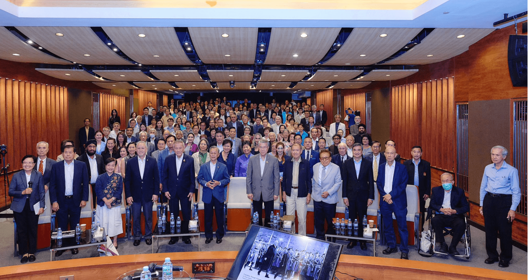 บรรยากาศเหมือนประชุมพรรคประชาํธิปัตย์สายแท้ หนาแน่นขนาดนี้พรรคใหม่ก็คงมาเร็วขึ้น : ขอบคุณภาพเพจ ชวน หลีกภัย