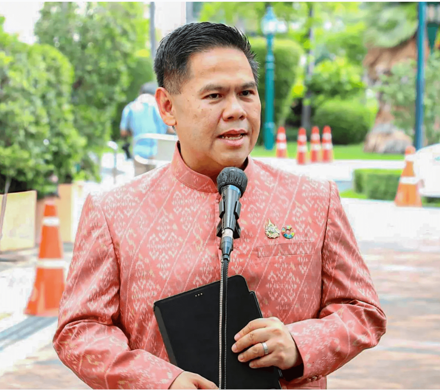 วราวุธ ศิลปอาชา หัวหน้าพรรคชาติไทยพัฒนา คงมีหลายเรื่องให้คิด การให้กำลังใจเพื่อไหยในการอภิปรายงบประมาณมาช้า