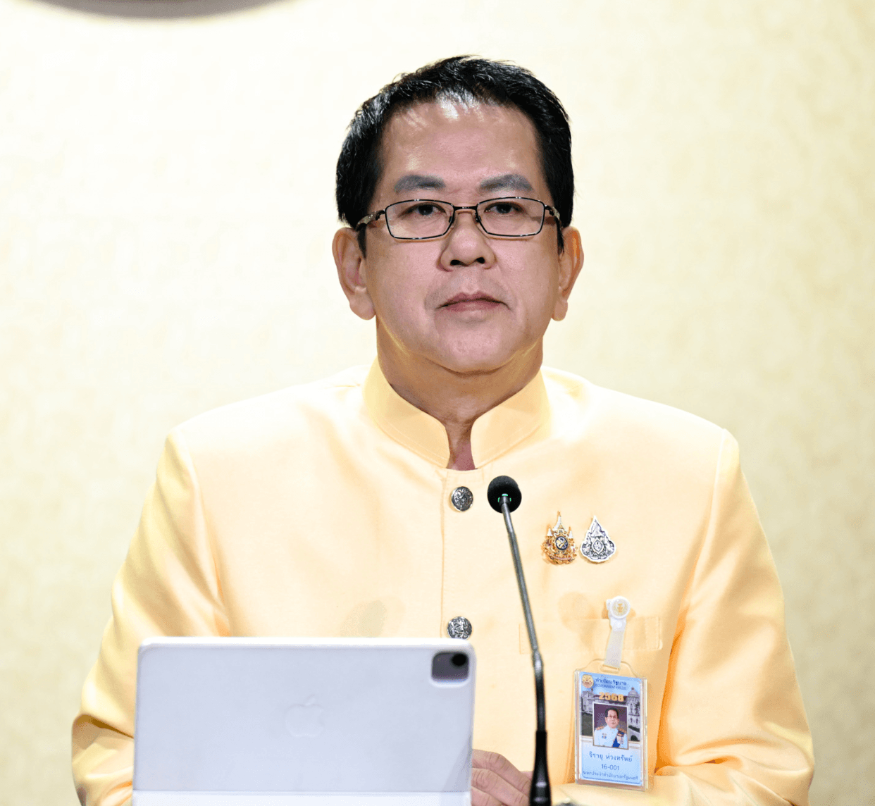 จิรายุ ห่วงทรัพย์ โฆษกรัฐบาล พลาดท่าเสียทีมาตลอด แต่เก้าอี้นี้ยังแข็งแรง เพราะมีฐานที่มั่คง