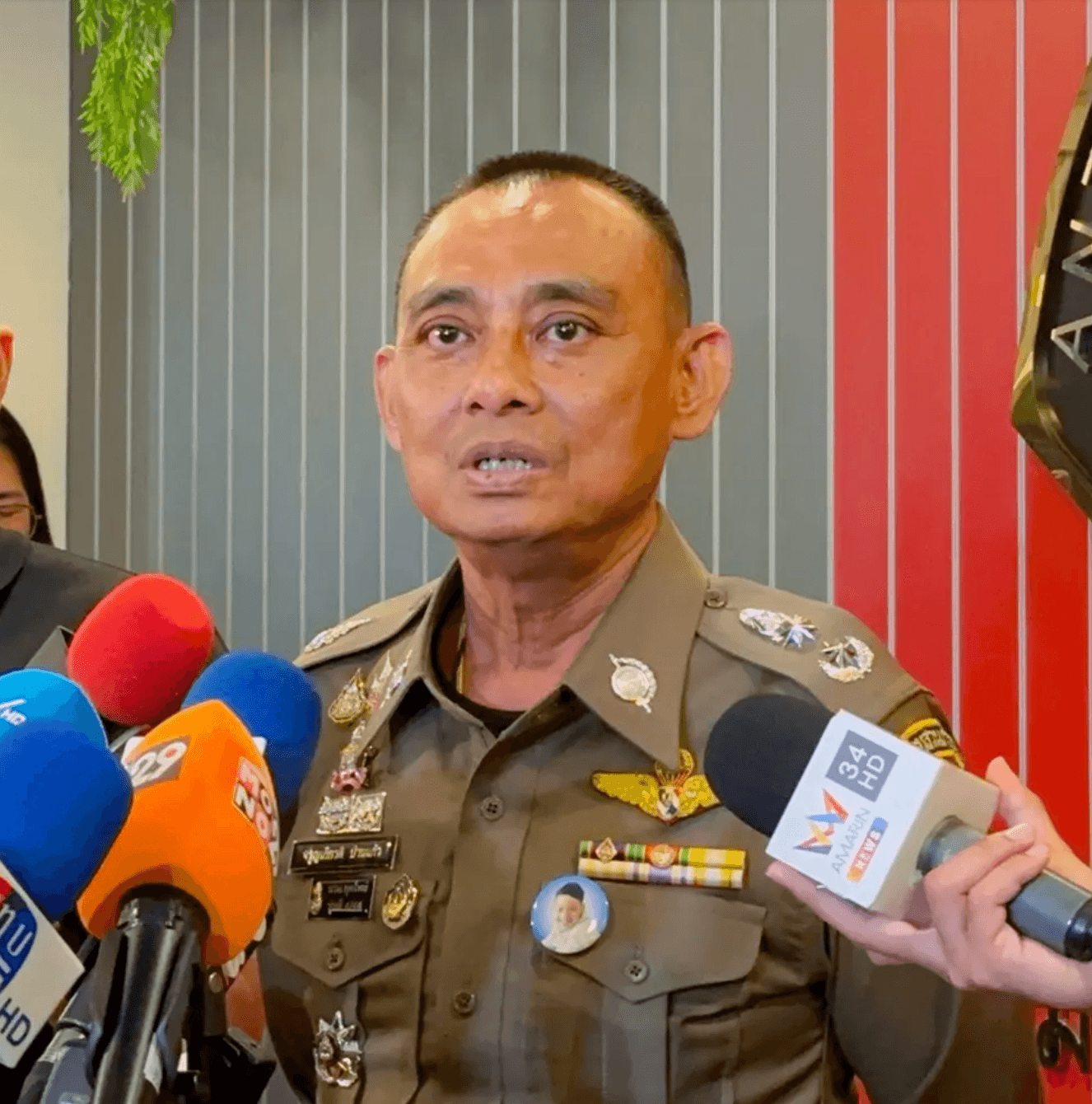 พลตำรวจตรีจรูญเกียรติ ปานแก้ว รองผู้บัญชาการกองบัญชาการตำรวจสอบสวนกลาง หวังว่าอานิสงส์ในการกวาดลานวัด ทำความสะอาดวงการสงฆ์ จะส่งให้เขาสมหวังในหน้าที่การงาน