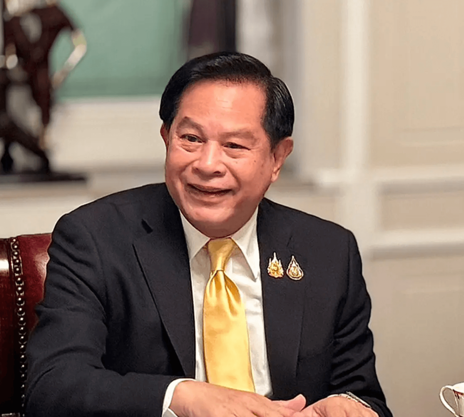 พีระพันธุ์ สาลีรัฐวิภาค รัฐมนตรีพลังงาน ต้องถือว่ากรณีโรงแรมดุสิตธานี คู่สมรสมีส่วนเกี่ยวข้อง และเกี่ยวพันมาถึงตำแหน่งของเขาด้วย