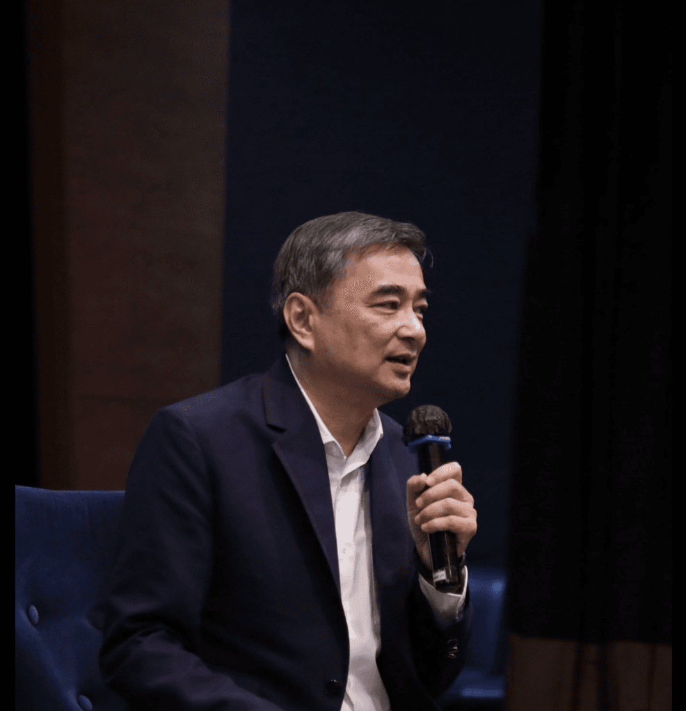 อภิสิทธิ์ เวชชาชีวะ ประชาธิปัตย์ในสายเลือด และศิษย์เก่าถูกถามหาว่าจะหวนคืนหรือไม่