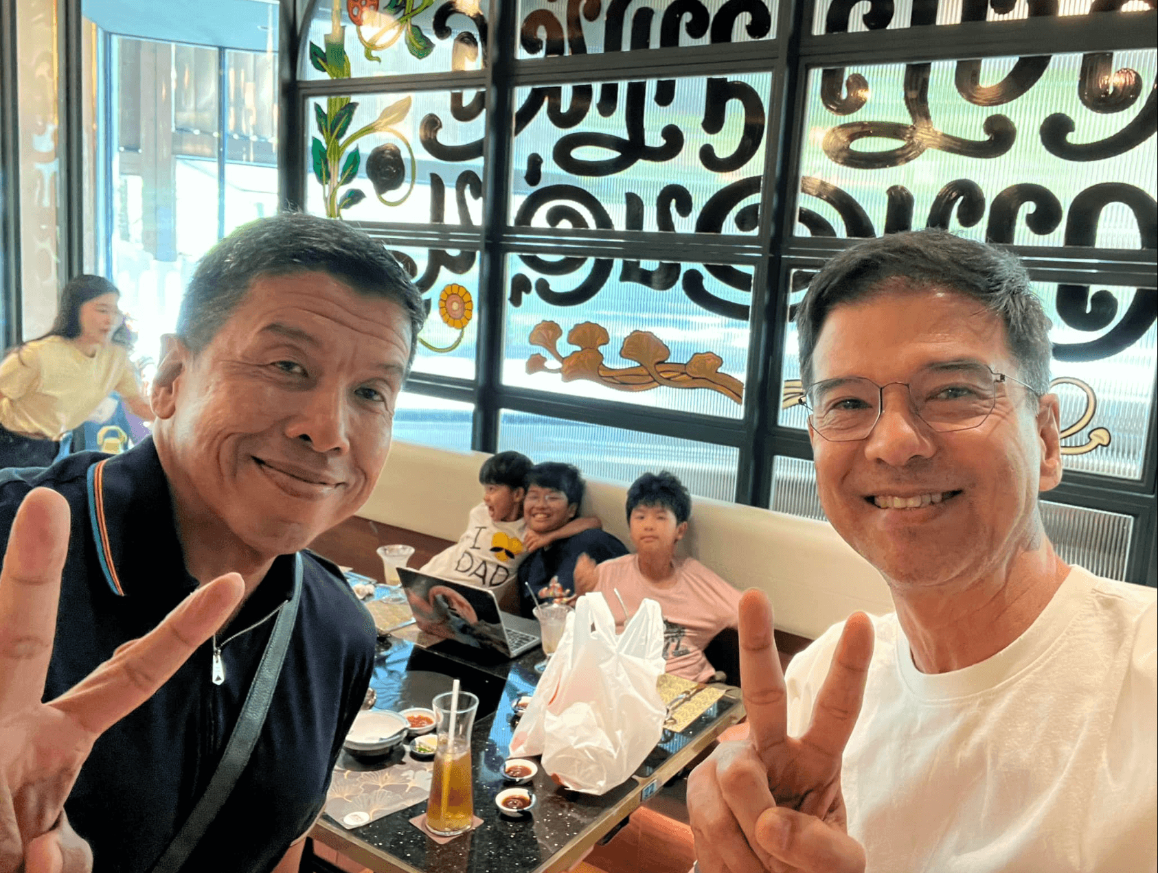 ทั้งสองคนรู้จักและคุ้นเคยกันดี แต่ในการเลือกตั้งผู้ว่า กทม.ตั้งต่อไป เป็นไปได้ว่าทั้ง 2 คนต้องลงแข่งขันกัน ระหว่างผู้ชายที่แข็งแกร่งที่สุด กับผู้ชายที่เร็วที่สุด