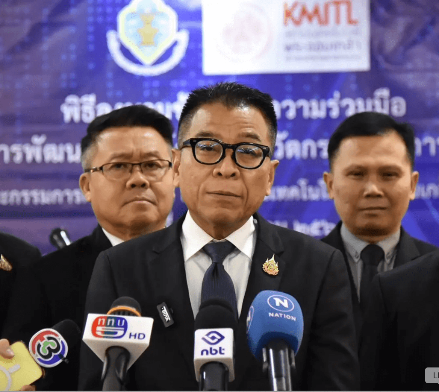 แสวง บุญมี เลขาธิการ กกต. กำลังพิจาราตัดสืนใจว่า จะมีการเลื่อนการเลือกตั้งหรือไม่ จากเหตุภาวะสงครามที่เกิดขึ้น