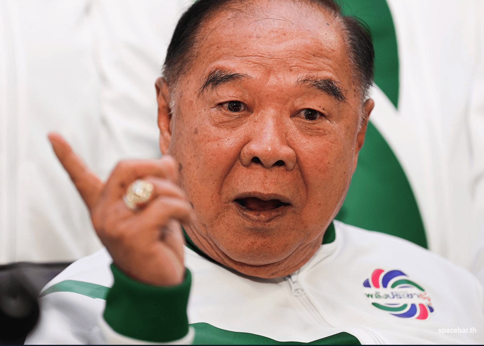 พล.อ.ประวิตร วงษ์สุวรรณ หัวหน้าพรรคพลังประชารัฐ จากที่เคยเป็นศูนย์กลาง แต่เวลานี้ถูกเหวี่ยงออกมาอยู่รอบนอก ท่ามกลางข่าวลือถอดใจแล้ว