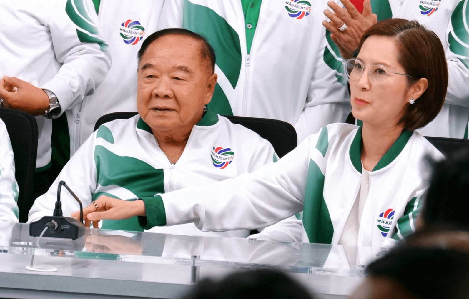 พล.อ.ประวิตร วงษ์สุวรรณ ยอมถอนจากแคนดิเดตนายกฯ ส่งต่อให้ สส.กลุ่มสุดท้าย ตรีนุช เทียนทอง ขึ้นมาแทน แทบไม่เหลือภาพของพรรคใหญ่ในอดีตให้เห็นอีกแล้ว