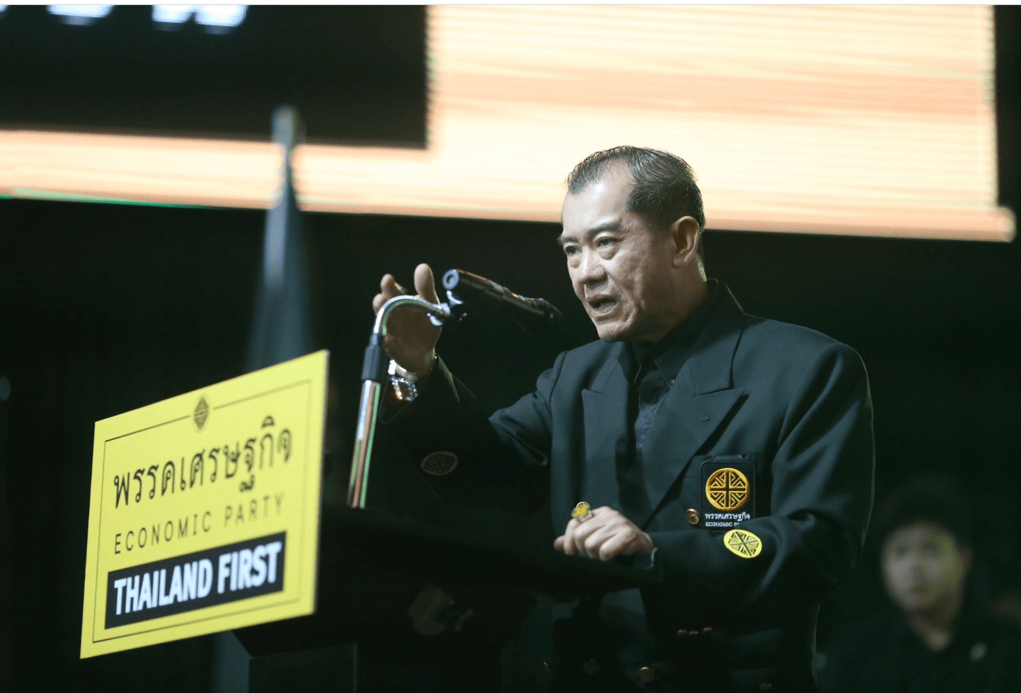 พล.อ.รังษี กิติญาณทรัพย์  หัวหน้าพรรคเศรษฐกิจ กับบัญชีรายชื่ออันดับ 10 ทำเอาหลุดกระแส รวมกับกระแสข่าวว่าพรรคส้มปลอมตัวมายิ่งเสียทรงเข้าไปอี