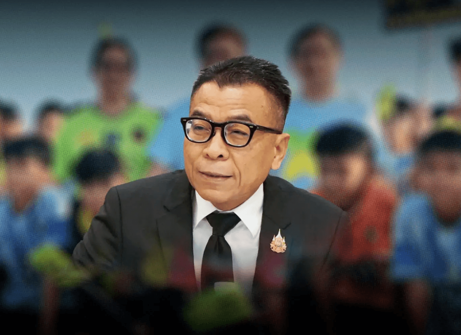 แสวง บุญมี เลขาธิการ กกต.หลังพิจารณานโยบายหาเสียงของพรรคการเมืองแล้ว ก็มีคำสั่งให้ 5 พรรคการเมืองชี้แจงข้อมูลเพิ่ม แน่นอนว่ามีพรรคส้มอยู่ในพรรคที่ต้องชี้แจง